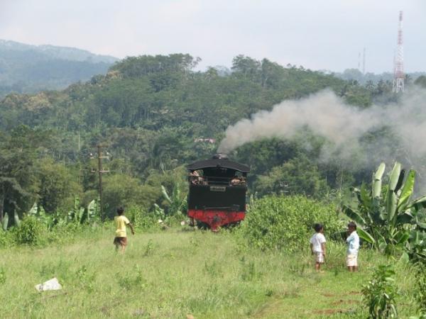 ジャワ島でＳＬをチャーターして自分専用の列車を走らせよう
