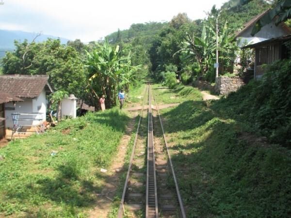 ジャワ島でＳＬをチャーターして自分専用の列車を走らせよう