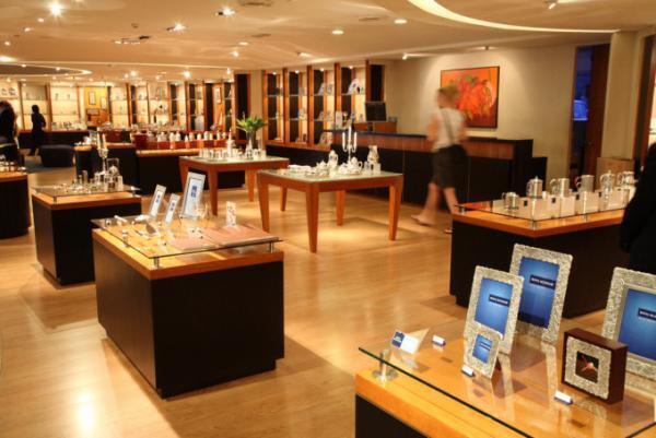 マレーシア王室御用達ピューター製品工場で社会科見学