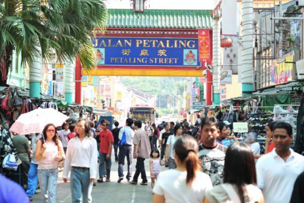 クアラルンプールのチャイナタウン「ペタリング・ストリート」