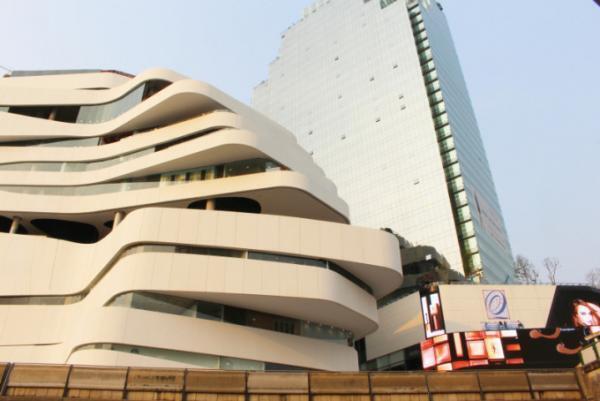 高級デパートが立ち並ぶ再開発エリア、バンコク「EM District」