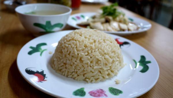 甘めのタレがイイ〜！「威南記海南鶏飯」の王道チキンライス