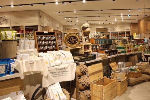 タイ料理専門のスタイリッシュなフードコート「Eathai」