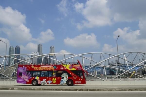 シンガポールの主要スポットを巡る2階建てバス「Hop on Hop off bus」