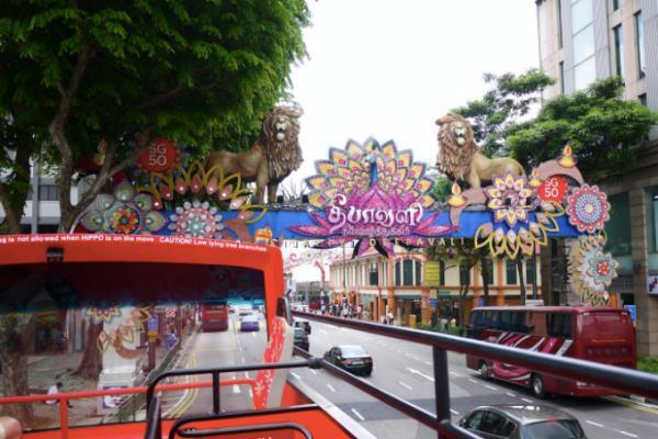 シンガポールの主要スポットを巡る2階建てバス「Hop on Hop off bus」