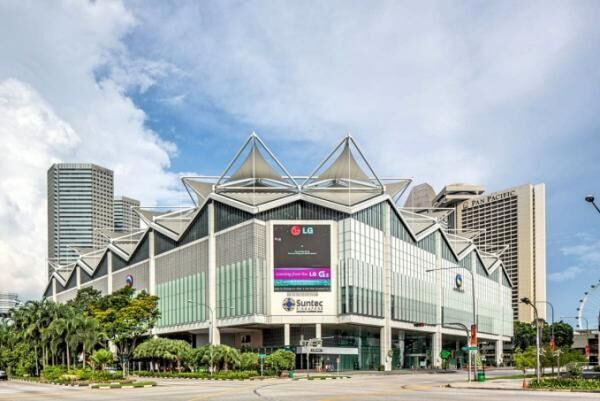 世界最大級の噴水を囲む、シンガポールの大型ショッピングセンター
