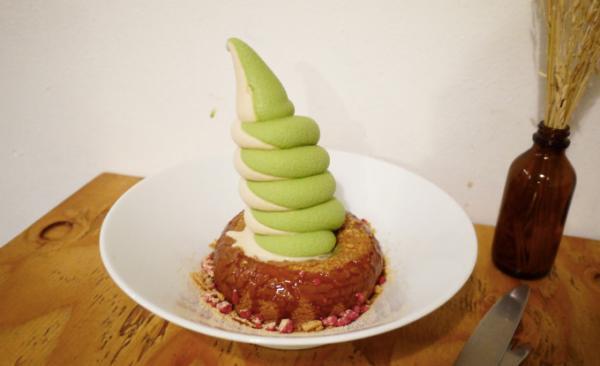 異色美味コンビ！シンガポールのソフトクリーム×ドーナッツカフェ