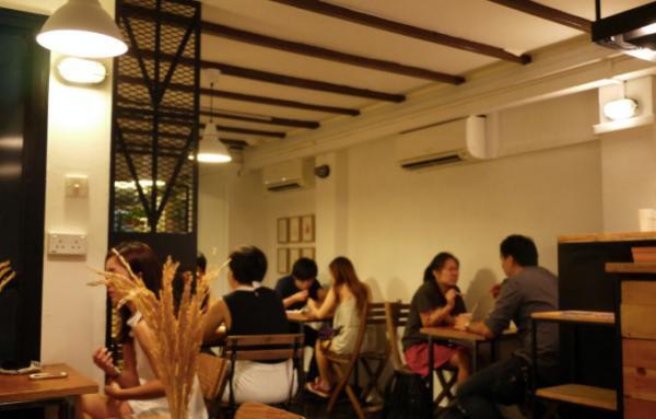 異色美味コンビ！シンガポールのソフトクリーム×ドーナッツカフェ