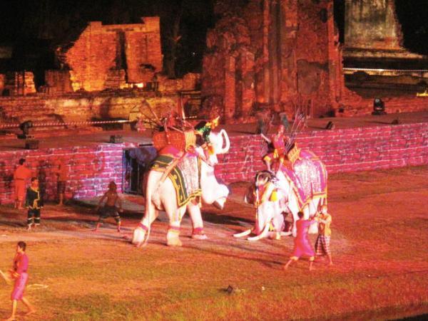 遺跡群を舞台にした圧巻のショーは必見！アユタヤ世界遺産祭り2015