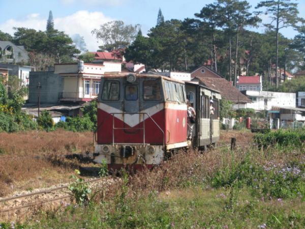避暑地の中をのんびり走る「ベトナム・ダラットの高原鉄道」