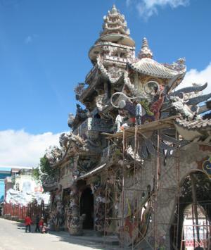 避暑地の中をのんびり走る「ベトナム・ダラットの高原鉄道」