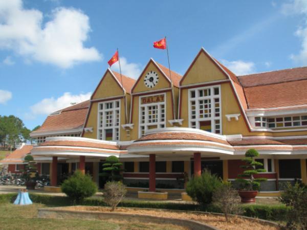 避暑地の中をのんびり走る「ベトナム・ダラットの高原鉄道」