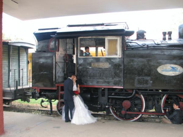 避暑地の中をのんびり走る「ベトナム・ダラットの高原鉄道」