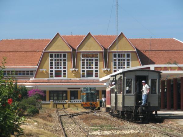 避暑地の中をのんびり走る「ベトナム・ダラットの高原鉄道」