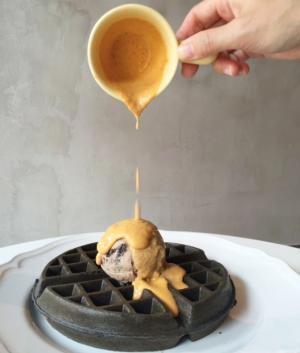 謎のソースが味の決め手！シンガポールのワッフル人気店「Twenty Grammes」