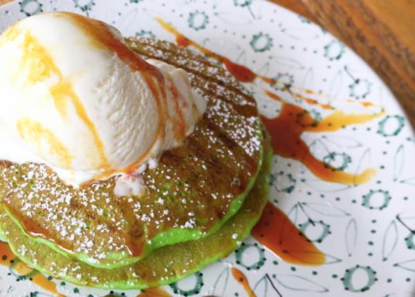 シンガポールのカフェで出会った緑色（！）のパンケーキ