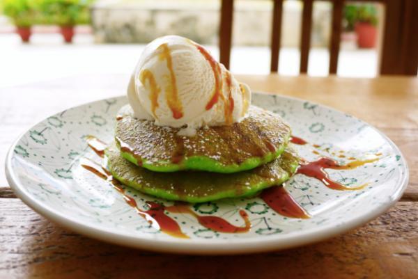 シンガポールのカフェで出会った緑色（！）のパンケーキ