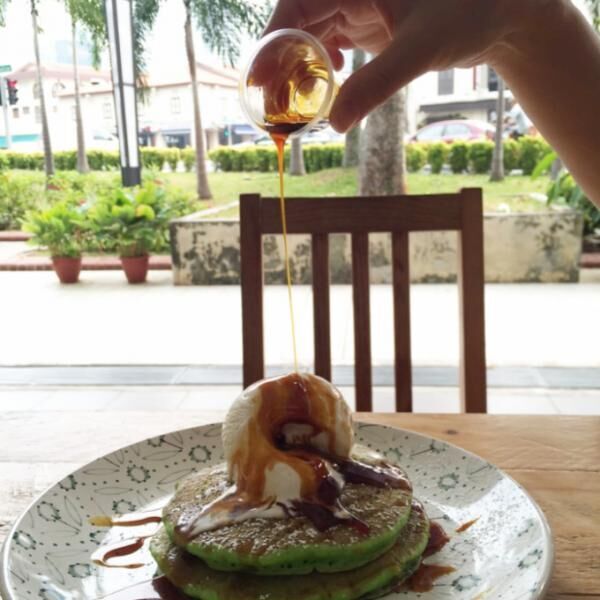 シンガポールのカフェで出会った緑色（！）のパンケーキ