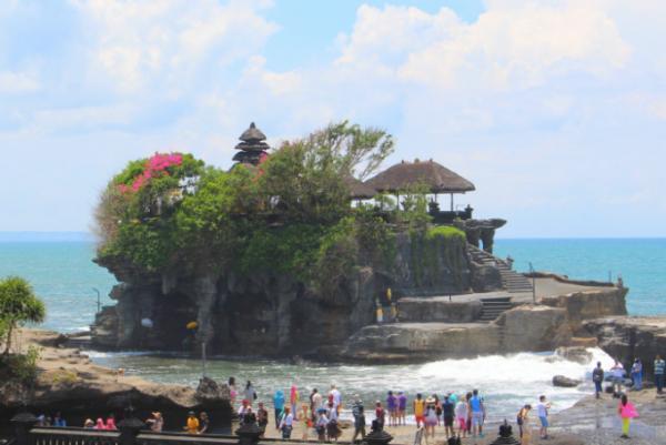バリのパワースポット！海に浮かぶヒンズー寺院「タナロット寺院」