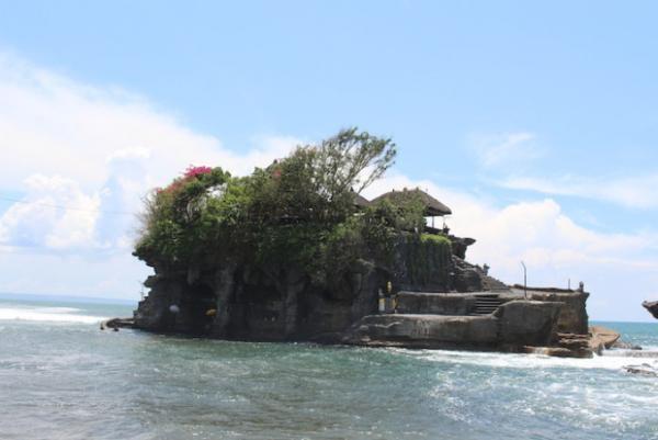 バリのパワースポット！海に浮かぶヒンズー寺院「タナロット寺院」