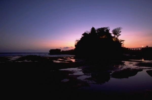 バリのパワースポット！海に浮かぶヒンズー寺院「タナロット寺院」
