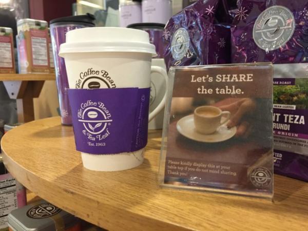 「私の隣、空いてます！」シンガポール コーヒー店のちょっとステキな試み