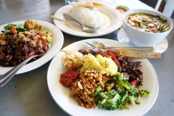 バリ島クロボカンで人気のナシチャンプル店「ワルン・コレガ」