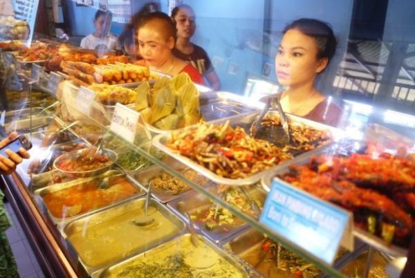 バリ島クロボカンで人気のナシチャンプル店「ワルン・コレガ」