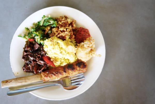 バリ島クロボカンで人気のナシチャンプル店「ワルン・コレガ」