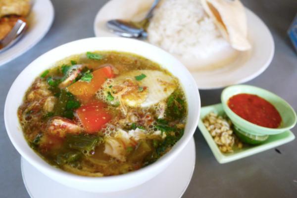 バリ島クロボカンで人気のナシチャンプル店「ワルン・コレガ」