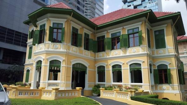 バンコクのWホテル敷地内に佇むコロニアル建築レストランでランチ