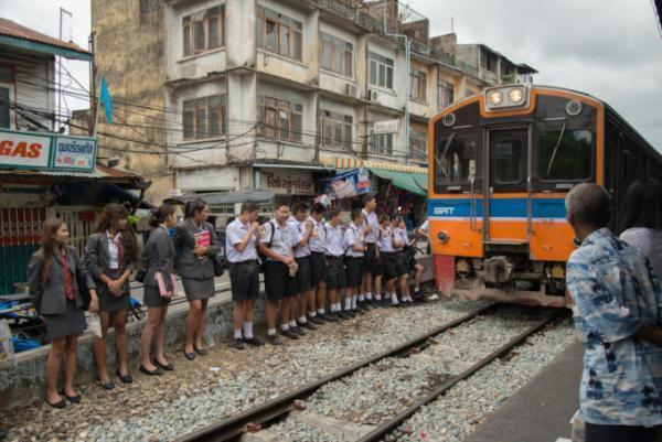 バンコクからローカル線に乗って近郊の漁港「マハチャイ」へ