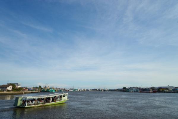 バンコクからローカル線に乗って近郊の漁港「マハチャイ」へ