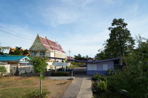 バンコクからローカル線に乗って近郊の漁港「マハチャイ」へ