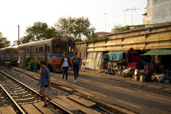 バンコクからローカル線に乗って近郊の漁港「マハチャイ」へ