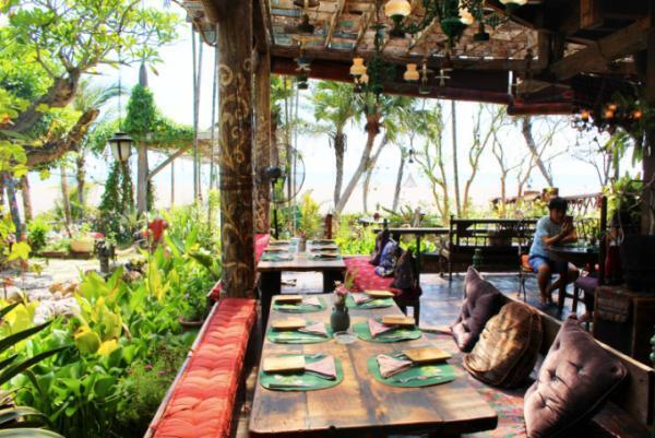 バリ流 不思議の国！？チャングーのビーチカフェ「La Laguna」