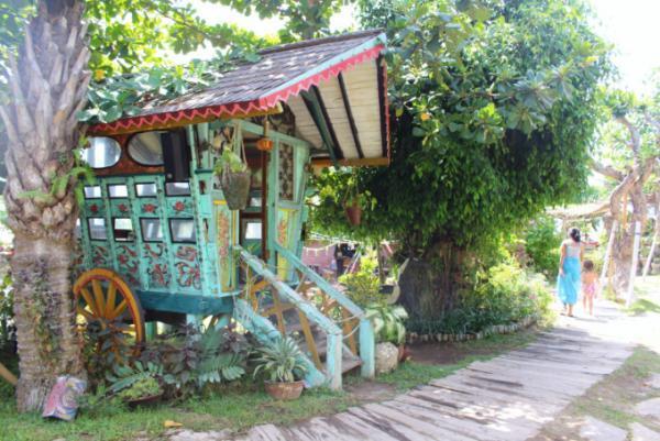 バリ流 不思議の国！？チャングーのビーチカフェ「La Laguna」