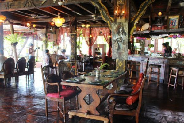 バリ流 不思議の国！？チャングーのビーチカフェ「La Laguna」