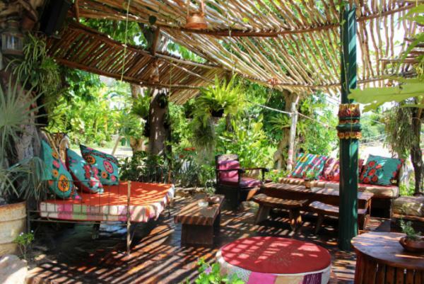 バリ流 不思議の国！？チャングーのビーチカフェ「La Laguna」