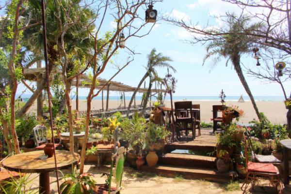 バリ流 不思議の国！？チャングーのビーチカフェ「La Laguna」