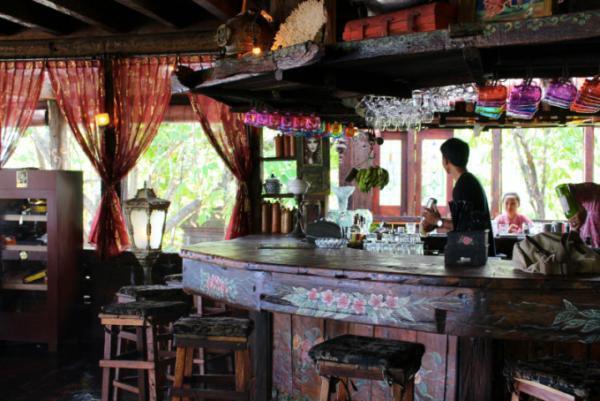 バリ流 不思議の国！？チャングーのビーチカフェ「La Laguna」