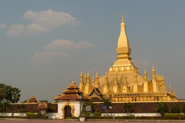 バンコクから隣国ラオスへ。コストを抑えるならどうする？