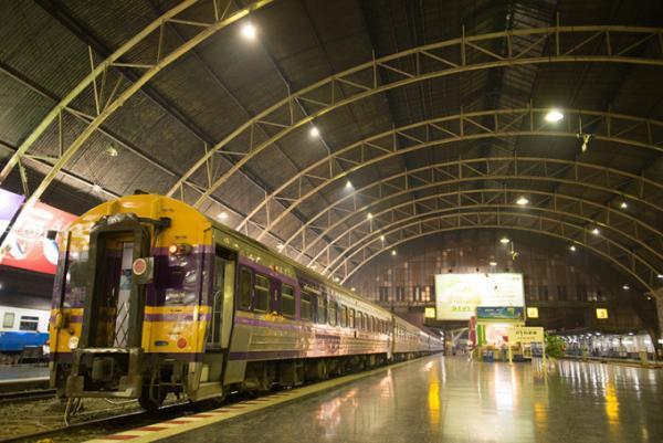 バンコクから隣国ラオスへ。コストを抑えるならどうする？