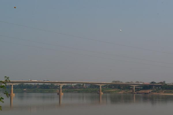 バンコクから隣国ラオスへ。コストを抑えるならどうする？