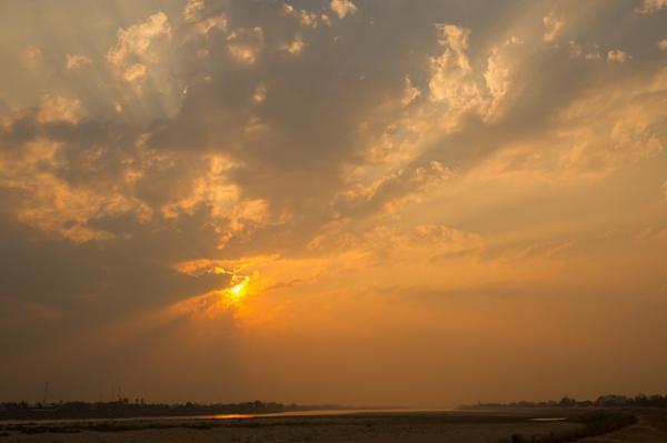 バンコクから隣国ラオスへ。コストを抑えるならどうする？