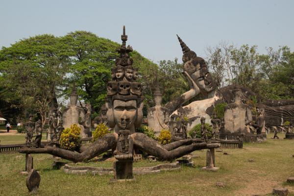 バンコクから隣国ラオスへ。コストを抑えるならどうする？