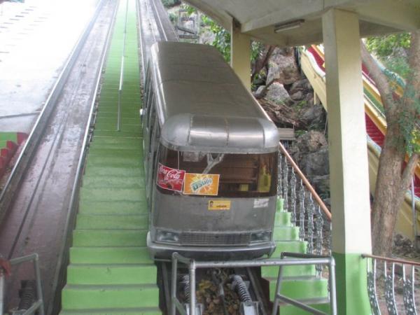 謎多き、タイ寺院の不思議な乗り物