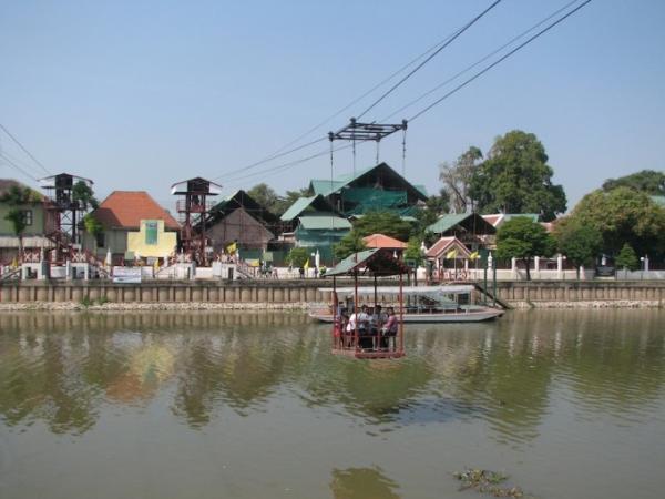 謎多き、タイ寺院の不思議な乗り物