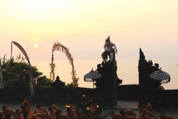絶景夕日スポットで観るバリ伝統舞踊「ケチャッ」［動画あり］