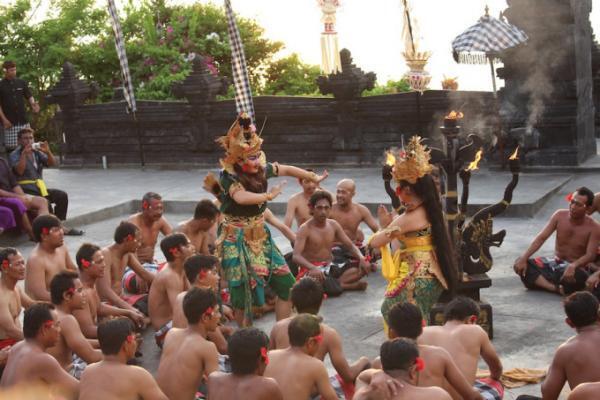 絶景夕日スポットで観るバリ伝統舞踊「ケチャッ」［動画あり］